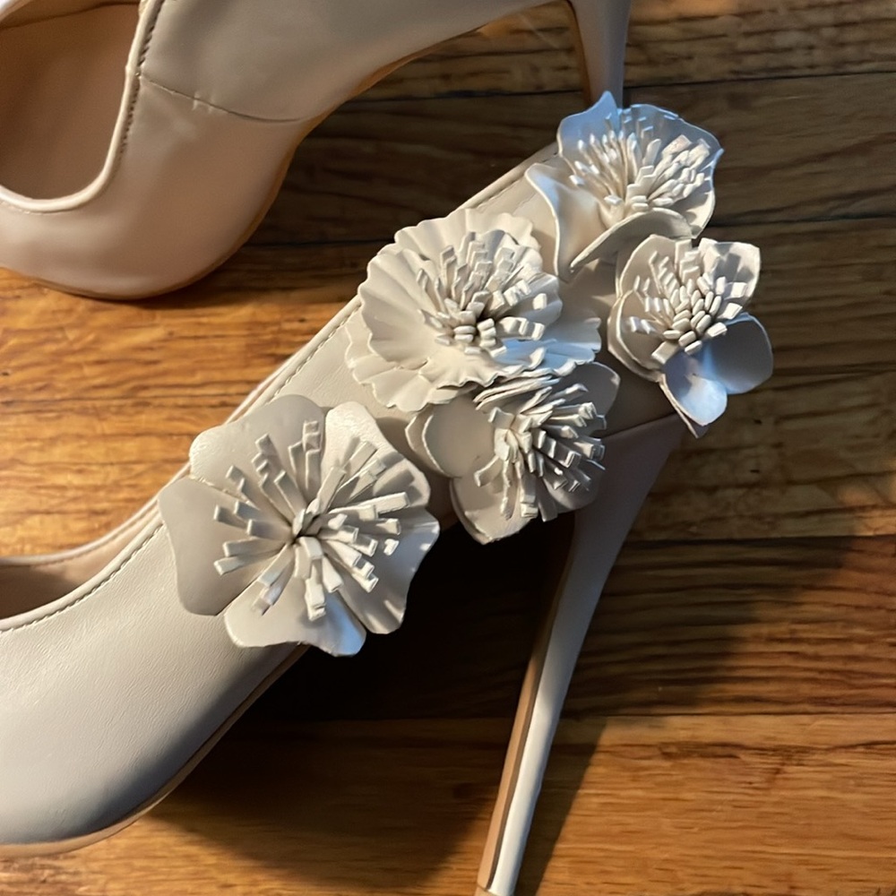 True Decadence flower embellishment classic pump - Picture 3 of 10